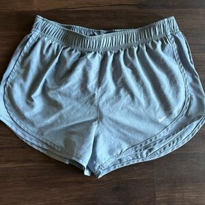 Nike Dri-Fit Shorts - M